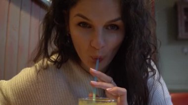 Saman ile içeceğinizi beyaz bir genç kadın. Çekim portre kadar kapatın.