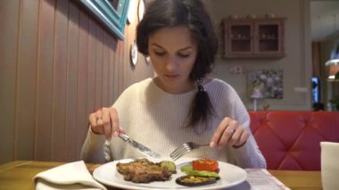 Kadının Restoran ızgara biftek tadında