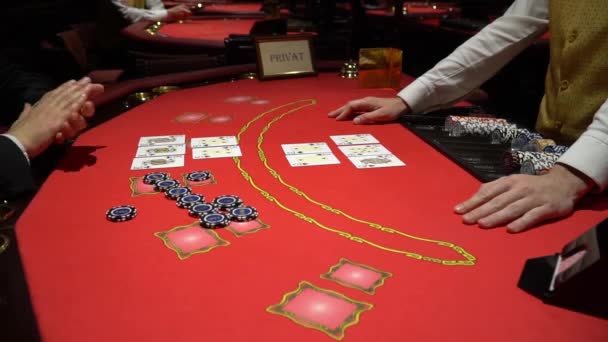 Full House Pokerspiel auf gamblimg Tisch. Casino. — Stockvideo