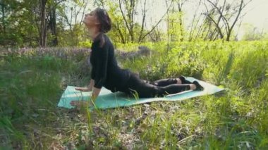 Genç hamile kadın dışında yoga yaparken.