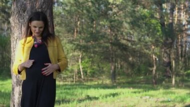 kadın hamile karnına dokunarak