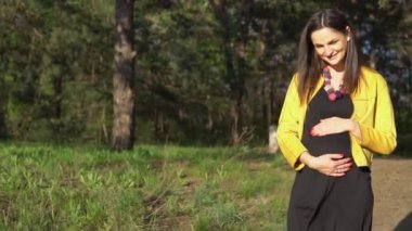 kadın hamile karnına dokunarak