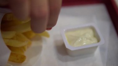 El patates kızartması alır. Patates kızartması ile eller, yakın çekim.