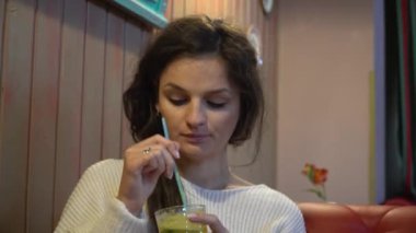 Saman ile içeceğinizi beyaz bir genç kadın. Çekim portre kadar kapatın.