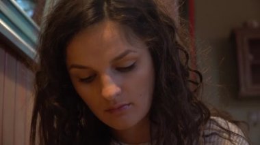 Yemek yeme yakın çekim esmer kadın yüzü. Önden görünüm.