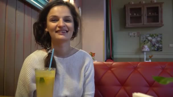 Femme agitant les mains disant bonjour au Café — Video