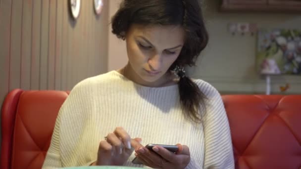 Γυναίκα χρησιμοποιώντας app για smartphone στο café — Αρχείο Βίντεο
