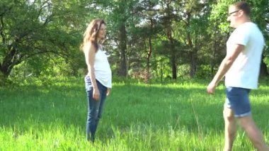 Genç bir aile için bir çocuk bekliyor. Bir adam onun hamile eşi öper.