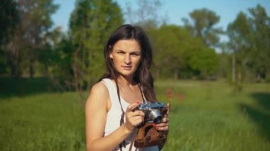 Genç kadın fotoğrafçı fotoğraf ve kamera açık havada ile fotoğraf çekimi.