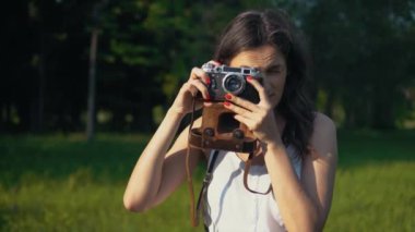 Genç kadın fotoğrafçı fotoğraf ve kamera açık havada ile fotoğraf çekimi.
