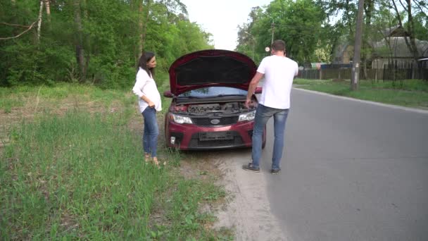 4 k Stranded paar met brokendown autotelefoon voor hulp — Stockvideo