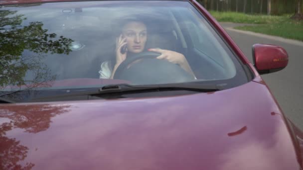 4k vrouw praten op mobiele telefoon in afgebroken auto. — Stockvideo