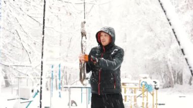 Genç kaslı adam eğitim ve kış zamanında açık havada egzersiz yapmak zorundadır.