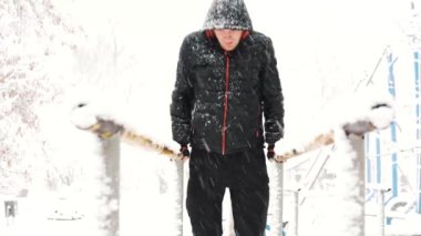 Genç kaslı adam eğitim ve kış zamanında açık havada egzersiz yapmak zorundadır.