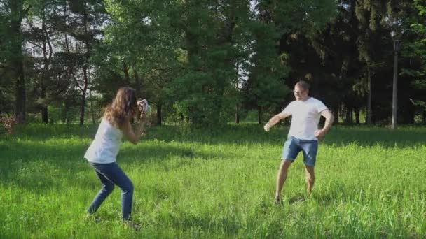 Pregnant woman photographer takes pictures outdoors. — Stock Video