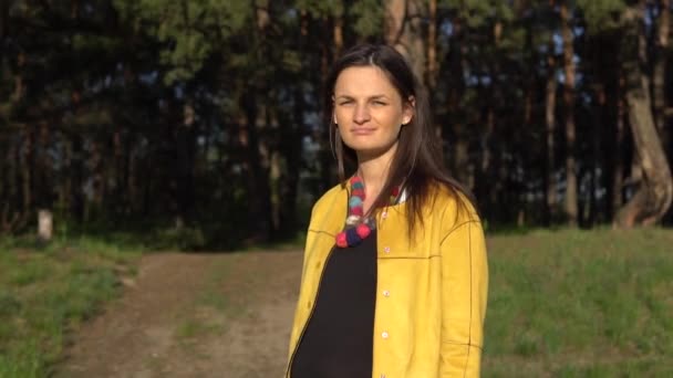 Une jeune femme séduisante montre geste non — Video