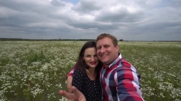 Romantický šťastný pár v lásce fotografování na telefonu v přírodě. — Stock video