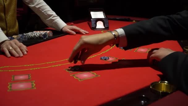 ギャンブル - カジノでブラック ジャックをクローズ アップ. — ストック動画