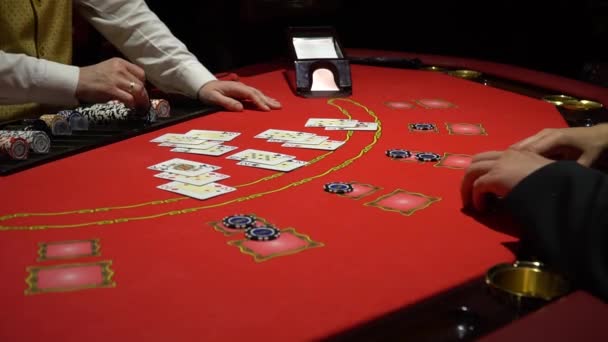 Black Jack im Casino - hautnah. — Stockvideo