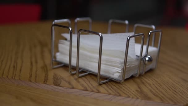 Tovaglioli di carta su un tavolo in un ristorante — Video Stock