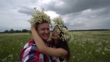 Romantik mutlu çift doğada telefonla fotoğraf çekiyor..