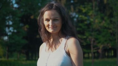 Çekici bir kadın bir başparmak kadar kamera - yandan closeup gösterir.