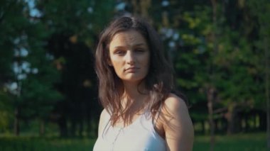 O ne yapacağını bilmez bir esmer kadın gösterir