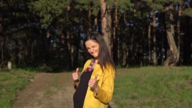 Çekici bir kadın bir başparmak kadar kamera - yandan closeup gösterir.