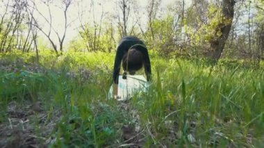 Genç hamile kadın dışında yoga yaparken.