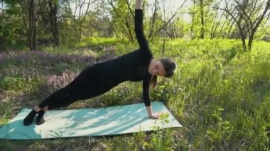 Genç hamile kadın dışında yoga yaparken.