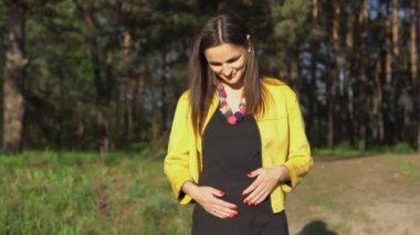 kadın hamile karnına dokunarak