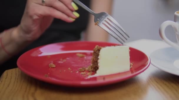 Mujer joven y atractiva comiendo pastel en la cafetería de la ciudad . — Vídeos de Stock