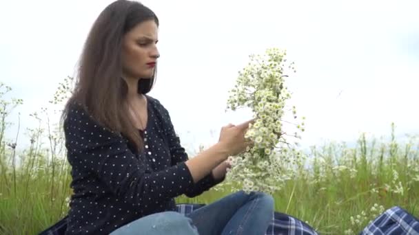 Wanita hamil yang bahagia membuat rangkaian bunga camomile . — Stok Video