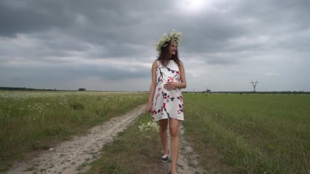 Gravid kvinna med bukett på kamomill blommor. — Stockvideo