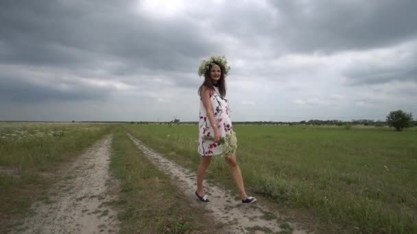 Gravid kvinna med bukett på kamomill blommor. — Stockvideo