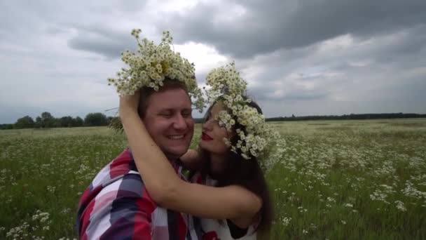 Romántico feliz pareja enamorada tomando fotos en el teléfono en la naturaleza . — Vídeo de stock