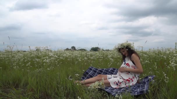 Portrét, usmívající se pár čeká dítě relaxační v parku — Stock video