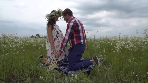 Portræt smilende par forventer en baby afslappende i en park – Stock-video