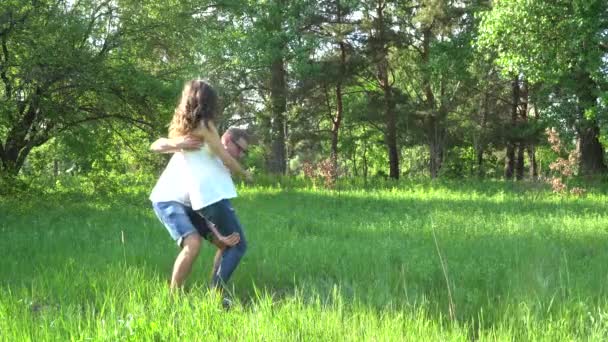 Una giovane famiglia sta aspettando un bambino. Un uomo bacia la moglie incinta . — Video Stock