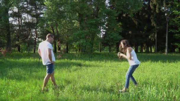 Pregnant woman photographer takes pictures outdoors. — Stock Video