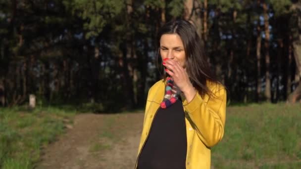 A fiatal, vonzó nő látható gesztus nem — Stock videók