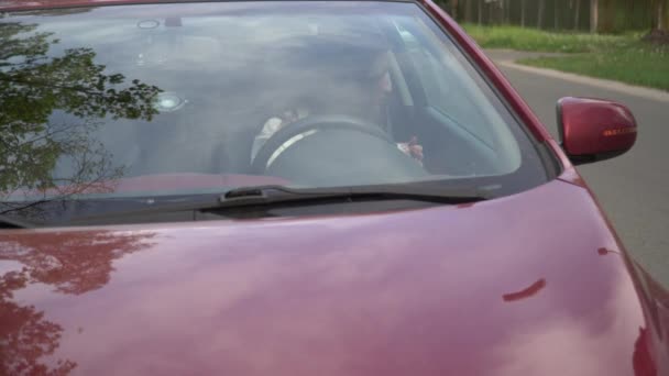 L'homme aide la femme avec sa voiture cassée au milieu d'une campagne . — Video