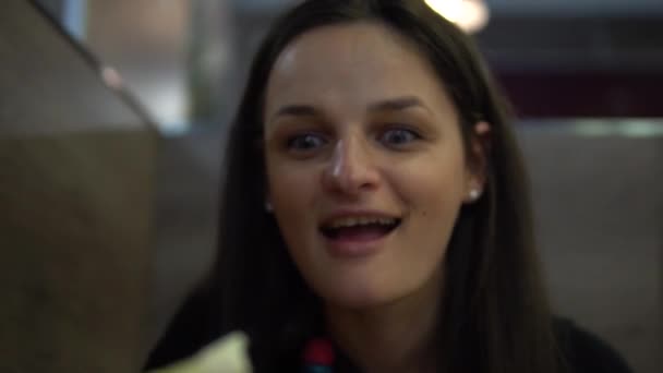 Jonge vrouw frietjes eten in Restaurant. Close-up van gezicht. — Stockvideo