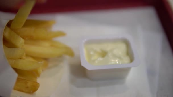 La mano femminile prende le patatine fritte. Primo piano delle mani femminili con patatine fritte . — Video Stock