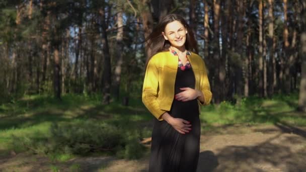Kvinnan röra hennes gravid mage — Stockvideo