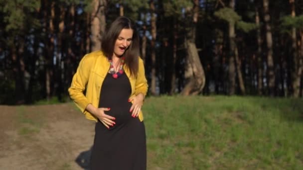 Fiatal aktív terhes nő táncol. — Stock videók