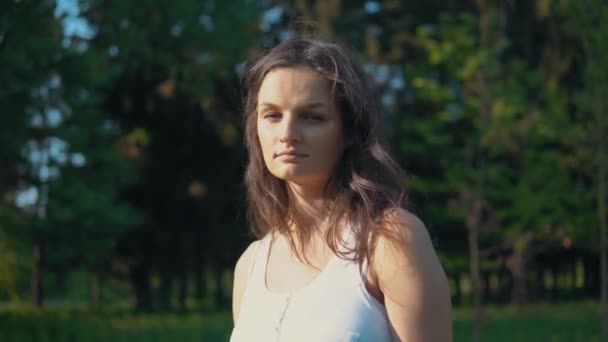 Retrato de una mujer muestra no, mujer agitando su cabeza negativamente — Vídeo de stock