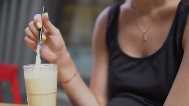 La joven hermosa mujer bebe batido en el bar . — Vídeos de Stock