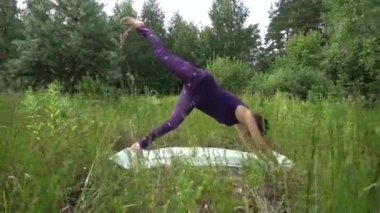 Genç hamile kadın dışında yoga yaparken.
