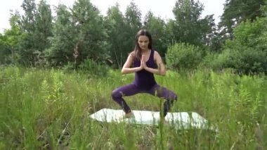 Genç hamile kadın dışında yoga yaparken.